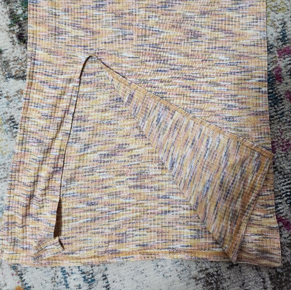 Multi color body con dress, slip on bottom, very flattering - Picture 4 of 4